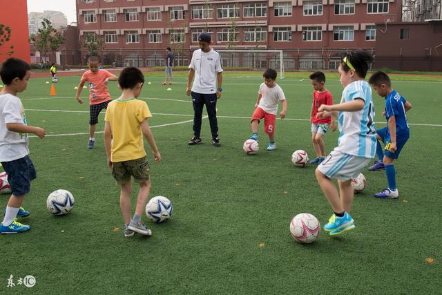 组图：马宁担任第四官员 在场边与图赫尔交流